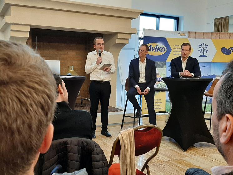 François-Xavier Broutin, Dick Zelhorst, directeur des approvisionnements et Hans Meeuwis, président de Cosun,  en opération «séduction» auprès des agriculteurs adhérents de l’association Producteurs pour Aviko (PPA). 
