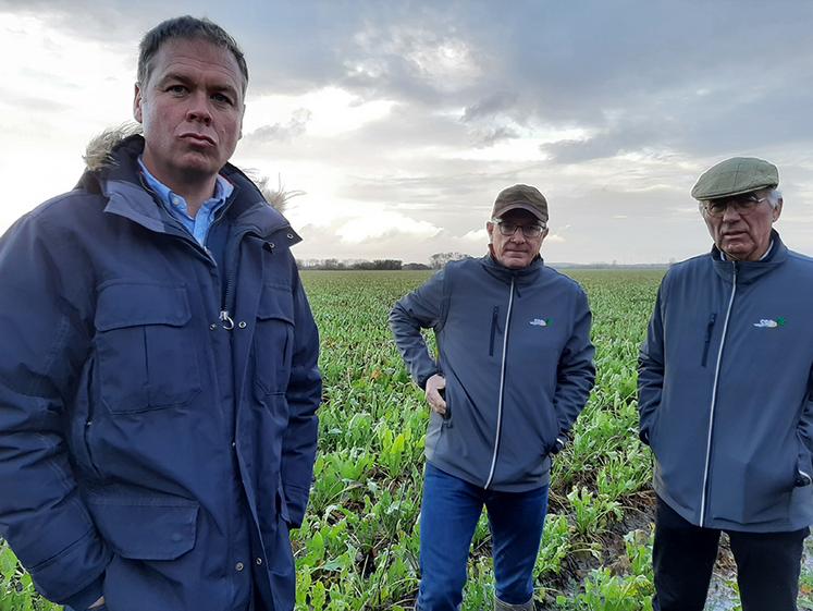 Fabien Hamot (CGB 80), Emmanuel Pigeon (CGB Hauts-de-France) et Jean-Philippe Garnot (CGB France) sont venus constater le mardi 14 novembre les effets  de la pluviométrie des derniers jours sur les arrachages de betteraves.
