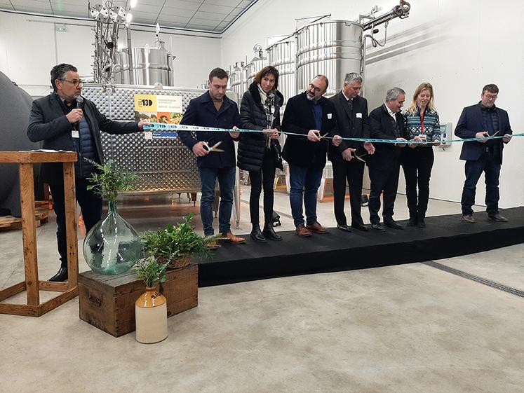 Le traditionnel «coupé de ruban» dans la cuverie du Chai des Hauts-de-France où sont en train d’être produits les futurs vins «Les 130». 