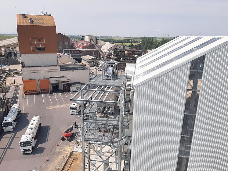 Du haut de la nouvelle unité de déshydratation des pulpes de Sainte-Émilie,  on a un regard sur l’ensemble d’un site considéré par la direction de Cristal Union comme une pièce maîtresse de son dispositif industriel. 