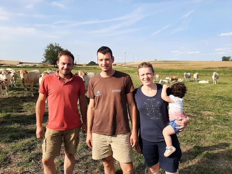 Antoine Mascré, Louis et Mathilde Charlet voient déjà depuis leurs corps de ferme des éoliennes. Le projet d’en implanter  de nouvelles leur fait craindre des conséquences pour leurs activités. 