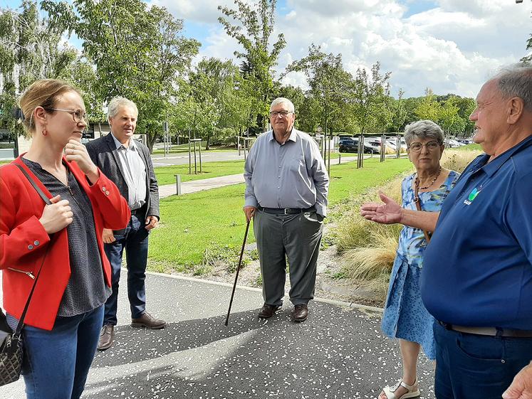 De nombreux sujets ont été abordés – et il en reste encore - lors d’une entrevue informelle entre Denis Bully (FDSEA 80), Marcel Lenté et Guy Charbonneau qui ont mis en parallèle les systèmes de production laitière français et canadien. 