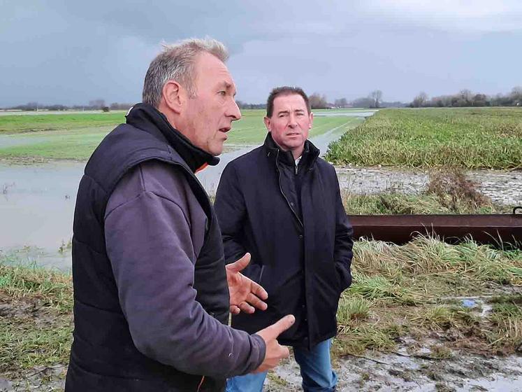 Auprès d’Emmanuel Noiret, représentant le Département de la Somme et agriculteur, Christophe Bourgois témoigne  d’un avenir sombre pour son exploitation dans un territoire régulièrement touché par les inondations. 