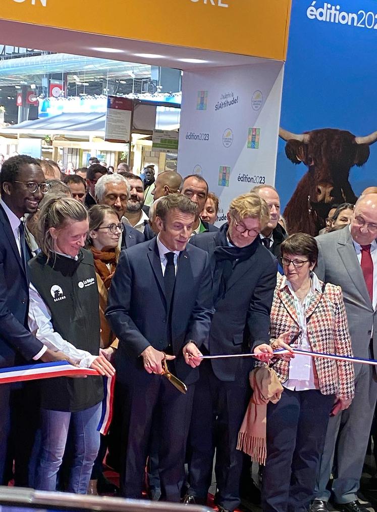 C’est entouré des principaux représentants des organisations professionnelles agricoles, qu’Emmanuel Macron a inauguré le 25 février la 59e édition du Salon international de l’agriculture à Paris. 