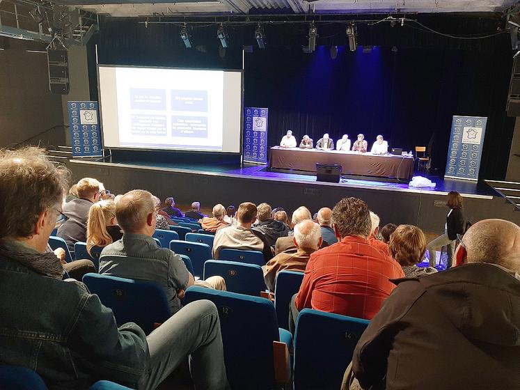 À Péronne, lors de la réunion de présentation des projets de ports intérieurs  et leurs retombées. 