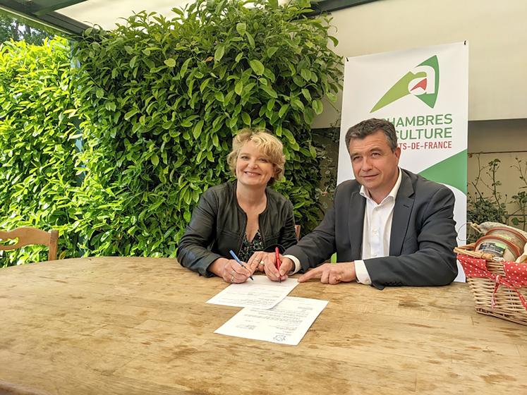 Marie-Sophie Lesne, vice-présidente régionale à l’Agriculture, et Laurent Degenne, président de la Chambre d’agriculture  des Hauts-de-France, lors de la signature de la convention régionale solaire agricole. 