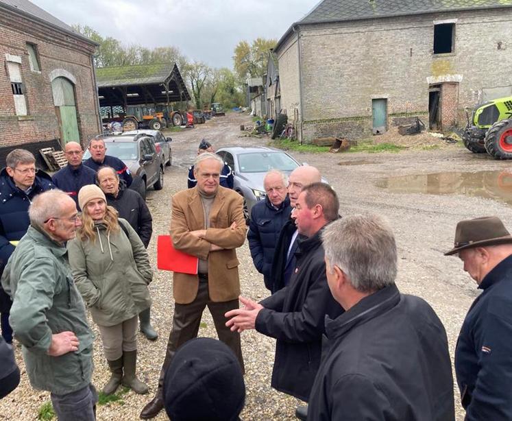 Une délégation nombreuse d’élus et de représentants de l’État est venue dimanche  12 novembre dans plusieurs exploitations agricoles constater les dégâts des inondations. 