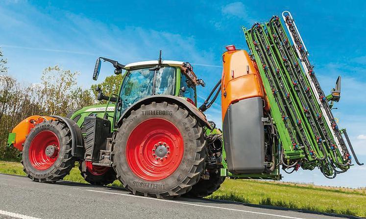 La cuve frontale d’Amazone peut contenir jusqu’à 1 500 l. Elle répond à une demande croissante des clients d’avoir  une plus grande capacité pour gagner en autonomie et en temps.