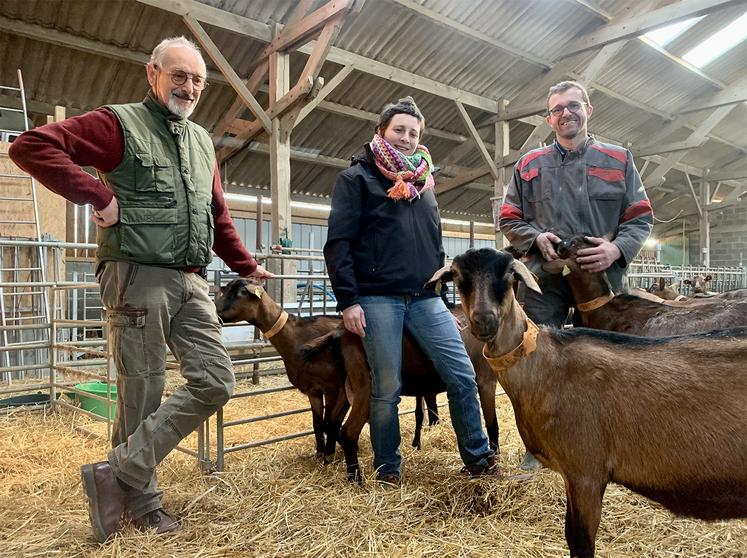 Manuela Cadix et Olivier Forestier (à dr.) ont créé leur Chèvrerie des Farfadets à Belleuse, en reprenant l’exploitation  de polyculture-élevage de bovins allaitants d’Étienne Thouret (à g.). Un projet qu’il a su accepter pour voir sa ferme perdurer. 