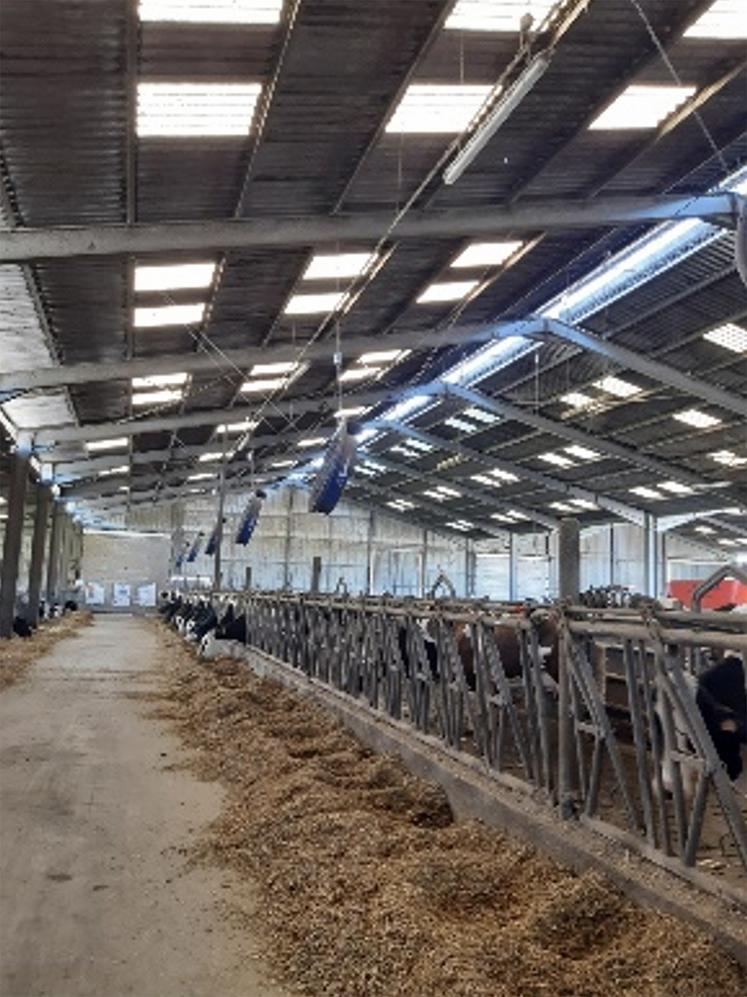 L'installation de panneaux photovoltaïques sur le bâtiment est un des leviers.