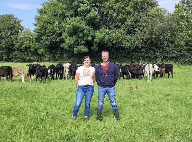Il s’est équipé de tétines adaptées  qu’il a pu fixer autour de bidons.
