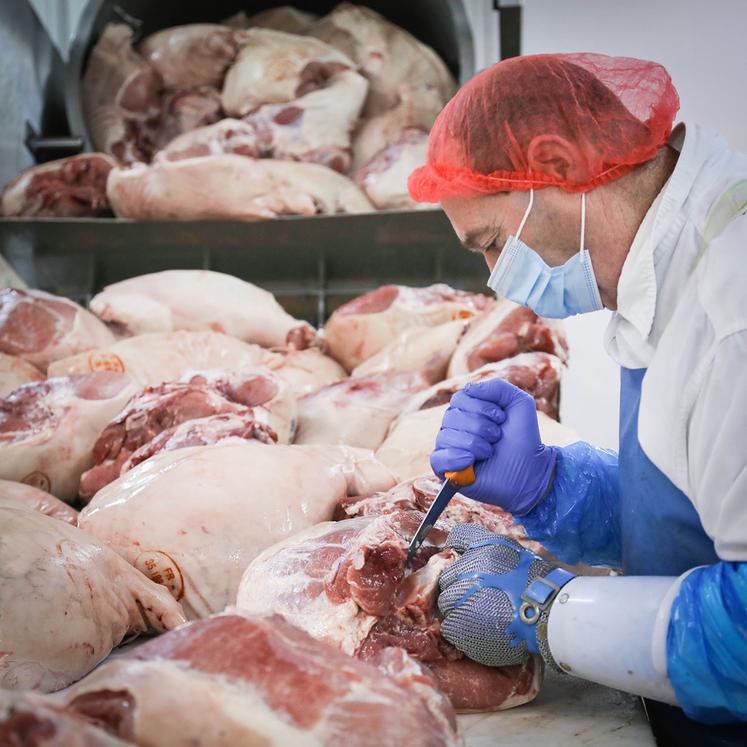 La découpe des jambons, pour la recette à l’ancienne, se fait à la main. Il est ensuite salé à 12 %, à la veine par pénétration douce et homogène de la saumure, sans battage ni moulage, cuit lentement à 65°C pendant seize heures. 