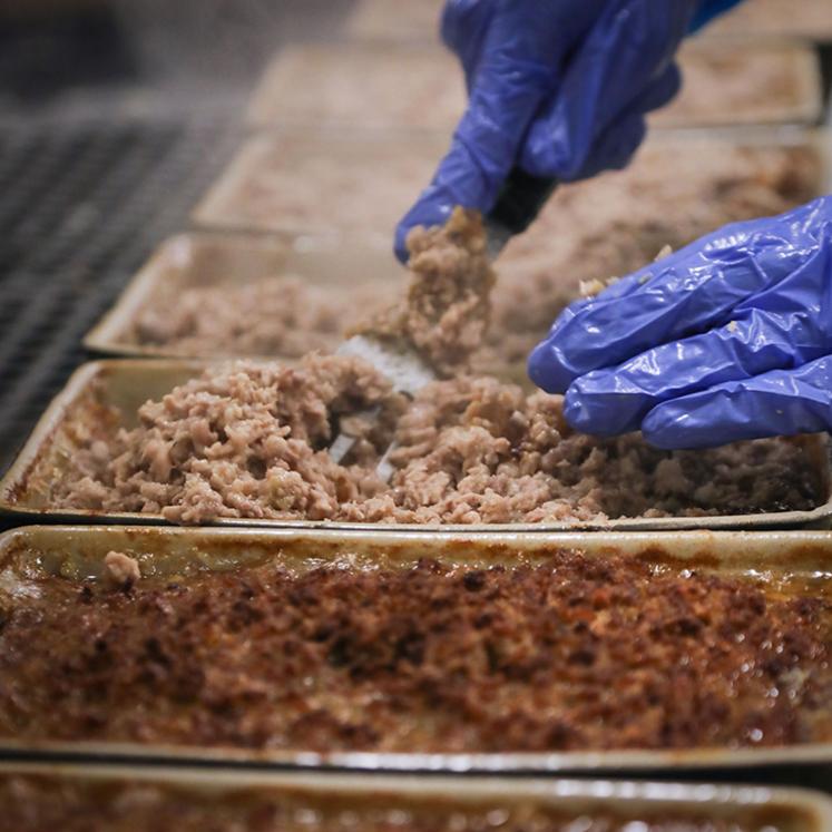 Avec son muché à l’ail, le Domaine Picard perpétue la tradition, selon laquelle les cuisinières sortaient les terrines à mi-cuisson pour les touiller à la fourchette. 