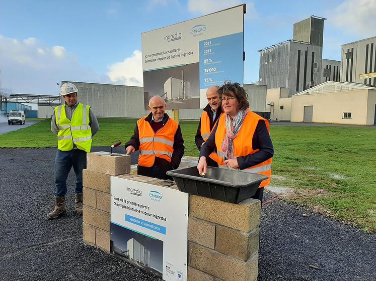 La pose de la première pierre d’une nouvelle chaudière biomasse a eu lieu le vendredi 13 janvier en présence du président de La Prospérite Fermière-Ingredia,  Serge Capron, sa directrice, Sandrine Delory, et le directeur général délégué d’Engie Solutions.