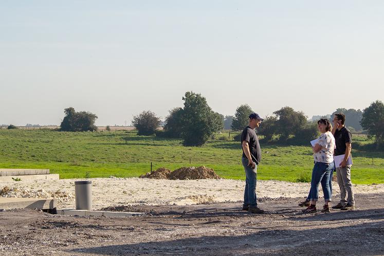 Avec 100 vaches laitières, 40 vaches allaitantes et des cultures, la charge de travail devient une préoccupation lorsque la main-d’œuvre familiale est moins disponible. Au Gaec Lardé Carouge, les discussions avec le technicien ont permis de révéler les problèmes et de trouver des solutions.