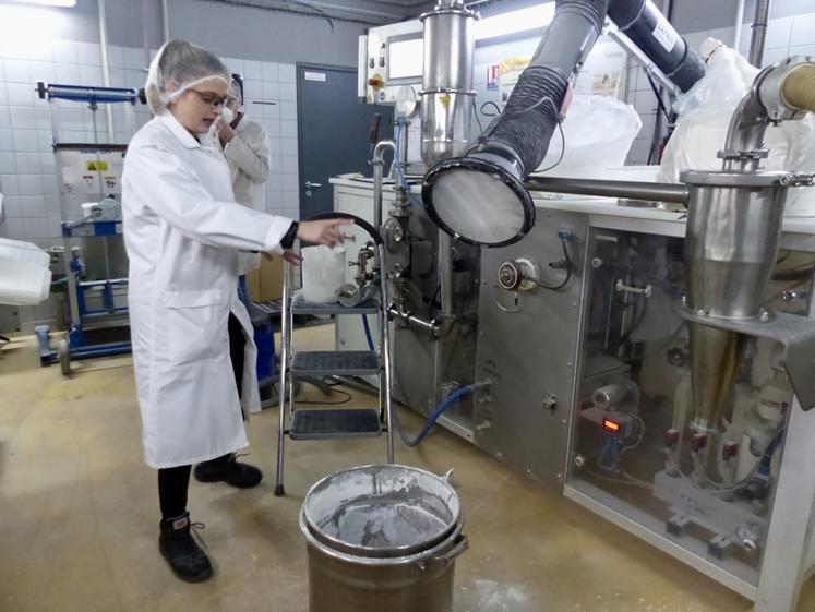 «Grâce au turbocompresseur, on passe d’une graine de féverole riche de 30 % de protéines, à une farine riche de 65 % de protéines», explique Chloé Tattegrain, ingénieure chez Improve. 