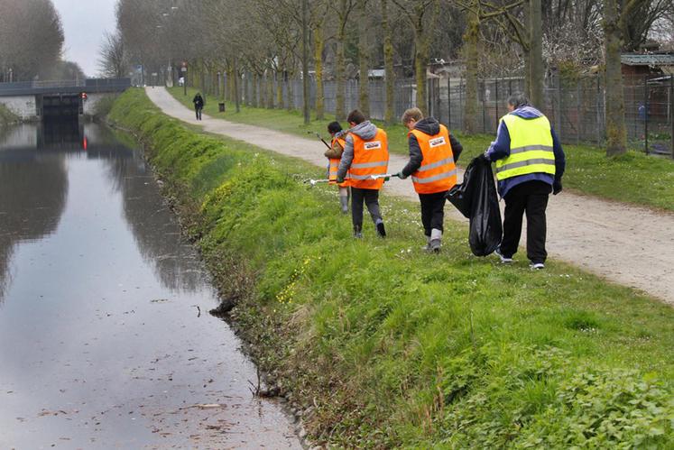 Toute personne privée ou publique peut organiser un ramassage : habitants,  randonneurs, agriculteurs, associations, chasseurs, pêcheurs, entreprises,  établissements scolaires, communes, intercommunalités, collectivités.