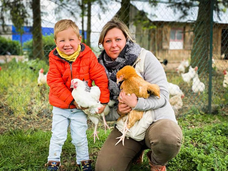 Céline et Guillaume Moïse élèvent des volailles de chair plein air. Ils ont fait le choix de races anciennes et rustiques, réputées pour leurs qualités gustatives. 