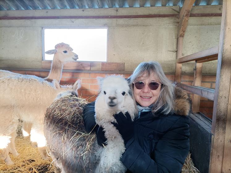 Tous les animaux de l’exploitation portent un prénom. Ici, Miracle au côté d’Évelyne Dubaele.