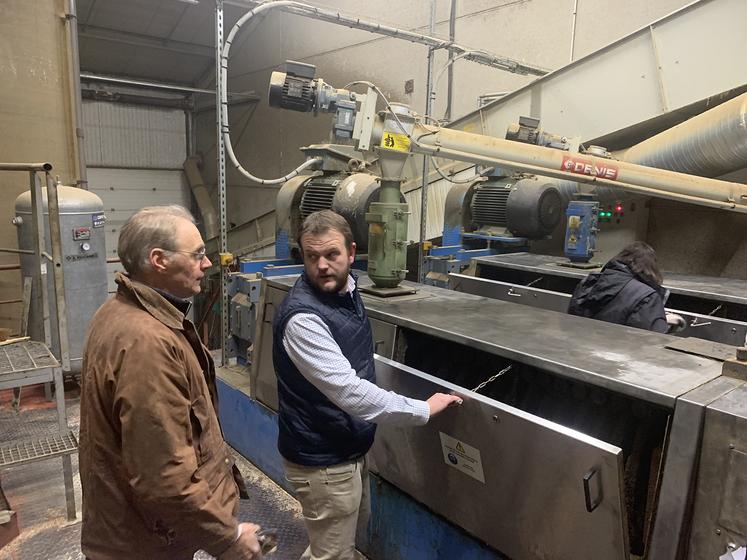 Xavier Jessenne (à g .) fait partie des agriculteurs historiques qui cherchaient à valoriser davantage leur colza.  Aujourd’hui, le groupe Daudruy est entré au capital et a élargie la gamme des huiles tracées, avec le bio, le tournesol et le lin. Damien Vanhersecke (à dr.) est le directeur commercial. 