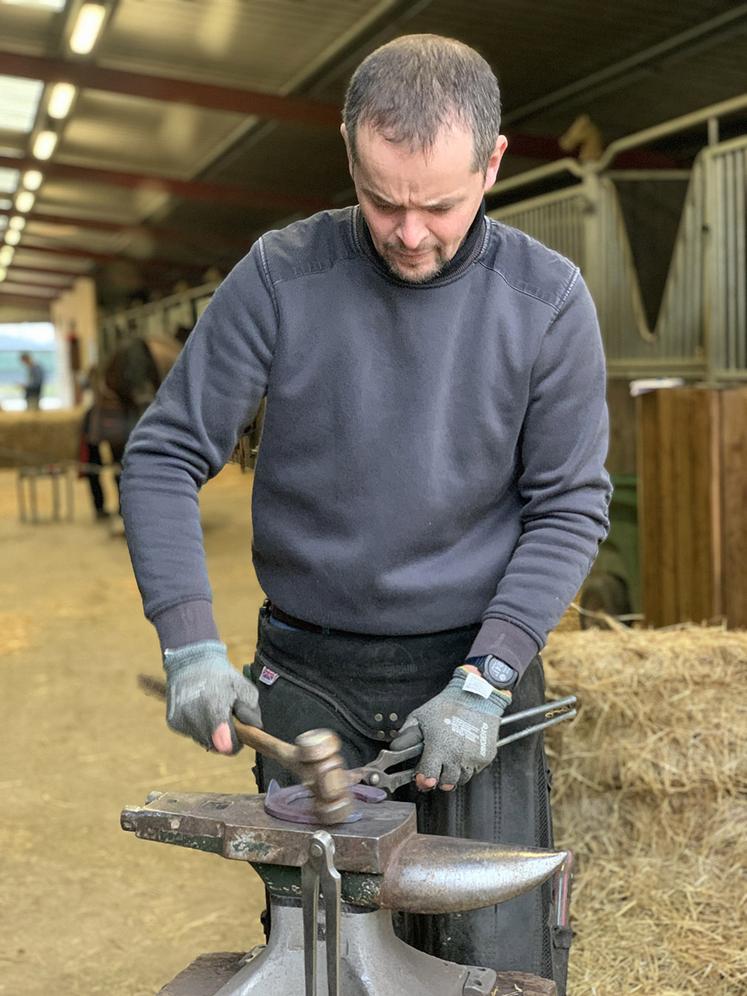 Vincent Audano, son maître d’apprentissage, lui transmet les techniques  d’un métier qui le passionne depuis plus de vingt ans. 