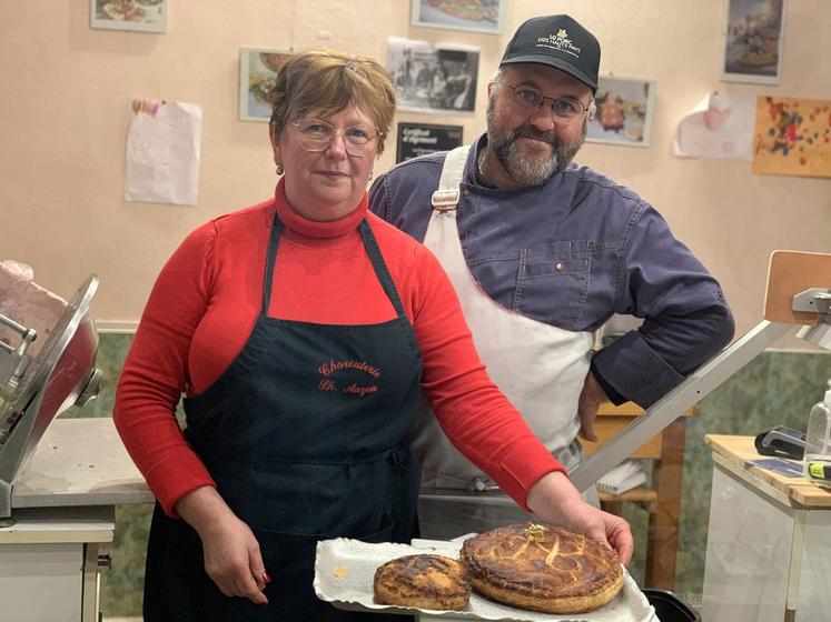 La galette charcutière garnie d’une fève cochon, dorée à l'or fin, de Corinne et Philippe Auzou est en vente jusqu’au 31 janvier. 
