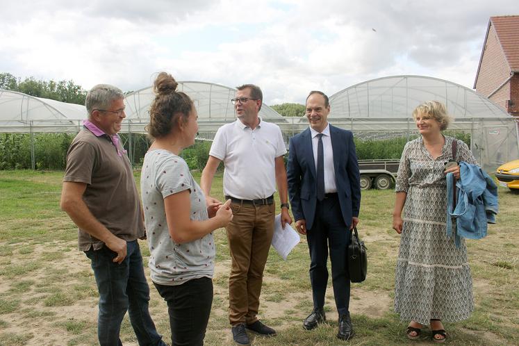 Christian Rollet, le père de Camille, Camille Rollet, Sébastien Nancel, maire de Lagny et président du Pays des sources  et vallées, Jean-Michel Poirson, directeur adjoint de la Draaf HDF, et Marie-Sophie Lesne, vice-présidente du Conseil régional.