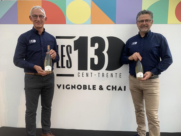 Xavier Harlé et Christophe Dubreucq, directeur général et directeur innovation et développement de Ternoveo,  présentent leurs premières bouteilles, à la forme originale, choisie pour marquer les esprits. 