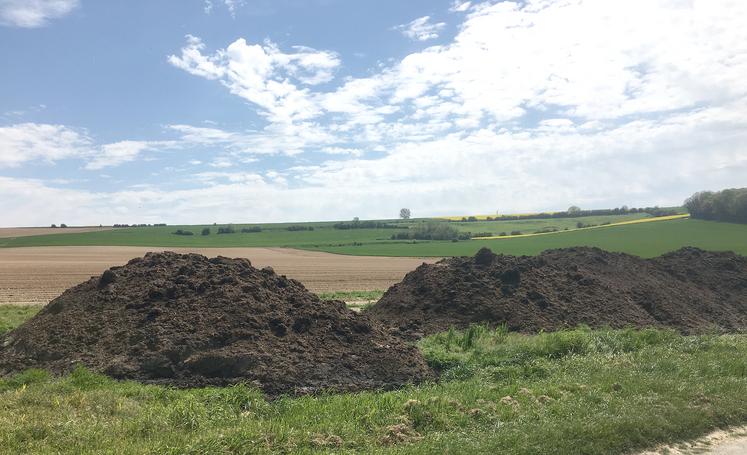 Stockage de compost normalisé en bord de champs.