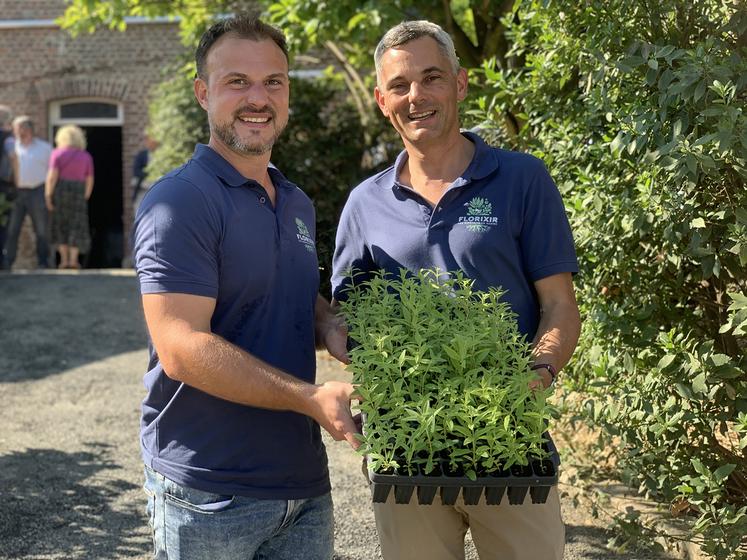 Thomas Lecureux (à g.) passe la main à Thomas Ducamps (à dr.). Développer Florixir est un nouveau challenge  pour l’agriculteur, à la tête d’une ferme déjà très diversifiée. 