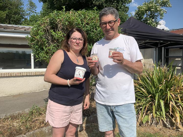 François Lepine vend une partie de son lait à Stéphanie Lottin pour la fabrication de produits laitiers. Ce 10 juin, ils accueillaient le public pour présenter leur activité.  