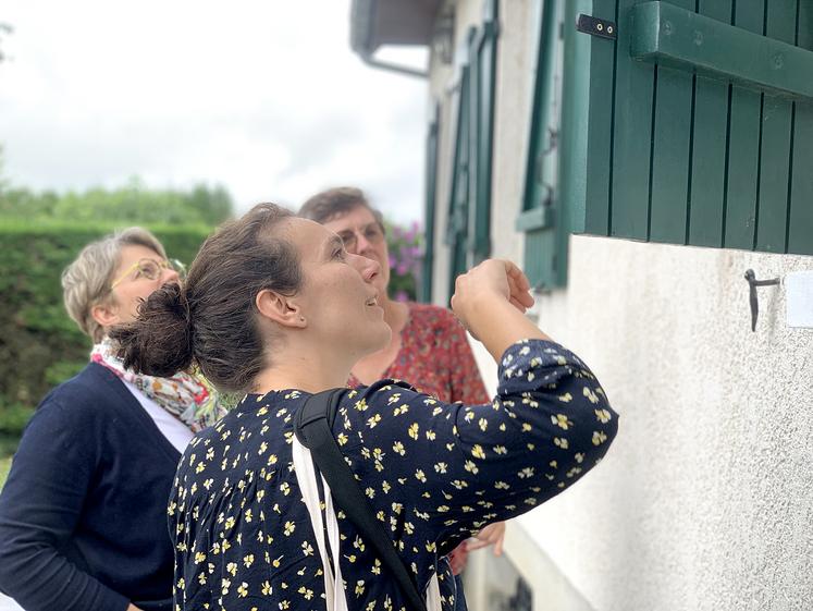 Vicky Louis (Picardie Nature) et Maryse Magniez (chambre d’agriculture) constatent la présence  de chauves-souris chez Hélène Cotté. Les chauves-souris ont choisi d’autres volets ce jour-là. 