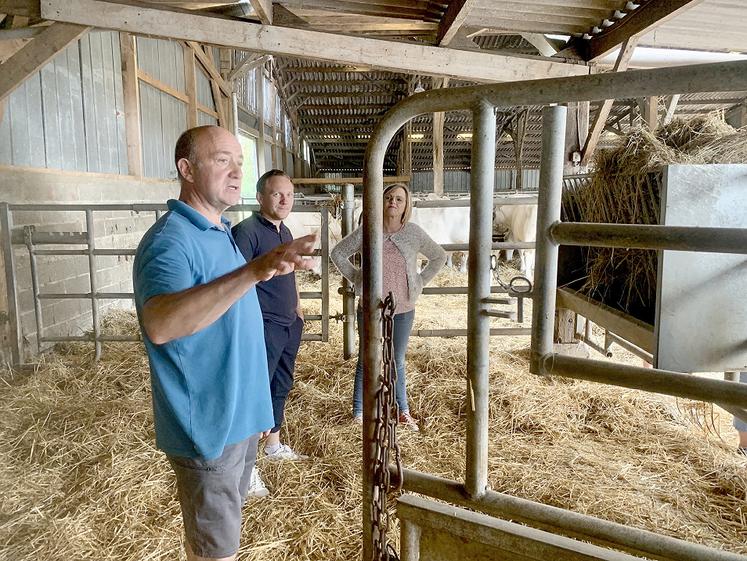 Olivier Parcy présente son élevage aux chefs de cuisine des Ehpad de son secteur. 