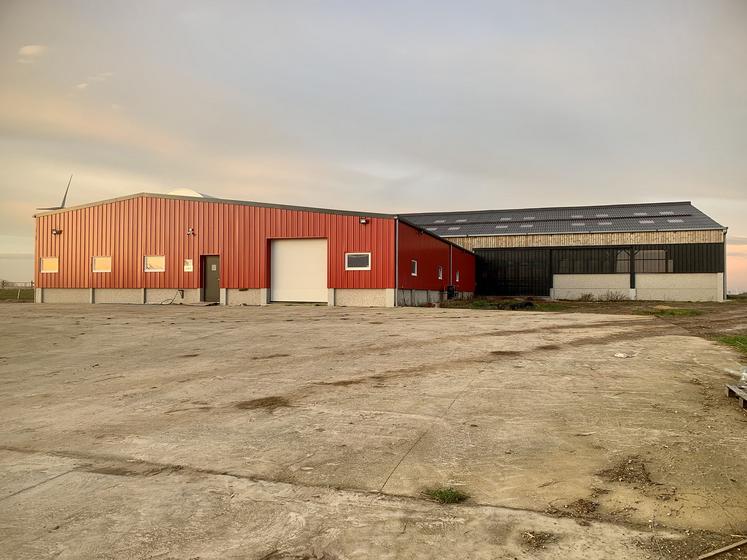 Le nouveau bâtiment est entouré de 60 ha de prairie. Les vaches n’y entrent que pour la traite neuf mois sur douze. 