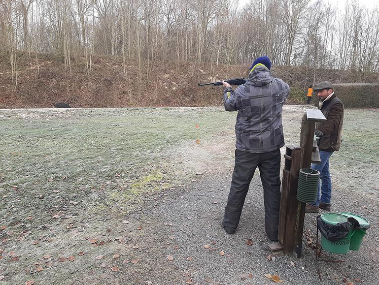 Le tir à l’arme rayée est parfois une découverte pour certains futurs chasseurs  d’où l’intérêt des manipulations pendant la formation.