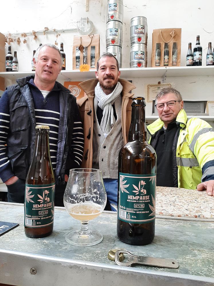 Christophe Podigue, cofondateur de la brasserie Picardennes, Édouard Feraux, associé de Savitech et Xavier Ribeaucourt lors d’une dégustation de la bière  Hempause qui est commercialisée depuis quelques semaines. 