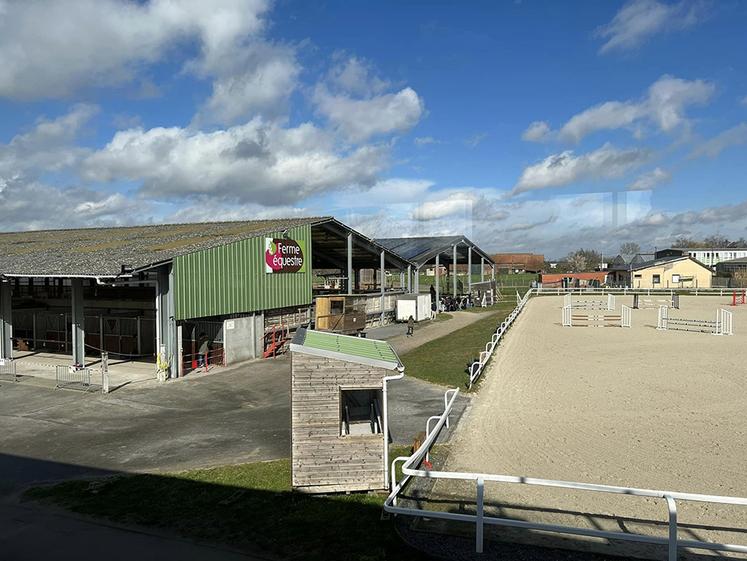 Deux manèges, une carrière, un parcours de cross et un parc d'obstacles  sont à disposition des formés.