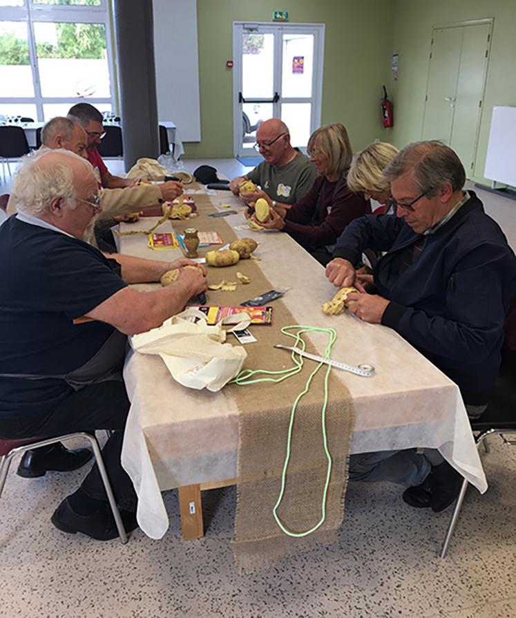 Qui sera capable de réaliser la plus longue épluchure  de pomme de terre ? Réponse le samedi 21 octobre. 