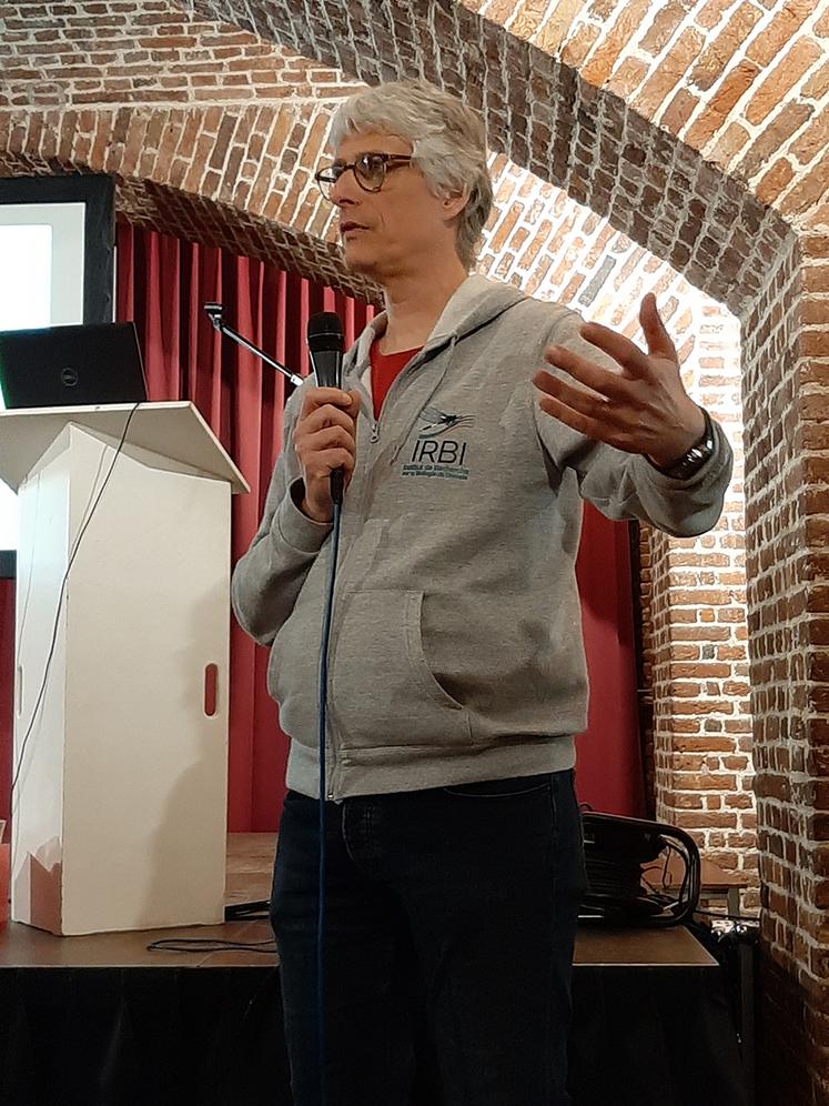 Éric Darrouzet est enseignant-chercheur à l’université de Tours et collabore  au sein de l’Institut de recherche sur la biologie de l’insecte (IRBI) en partenariat avec le CNRS. 