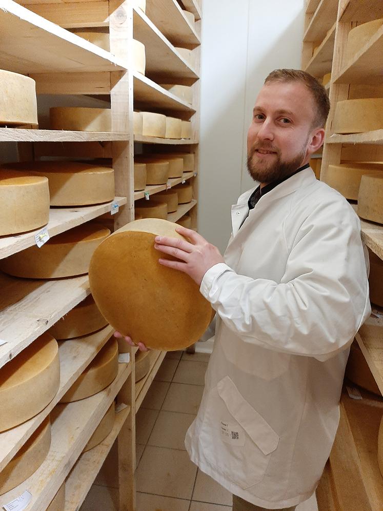 Grégoire Leleu dans la cave où son fromage Le Saint-Fuscien attend un minimum de cinq mois pour être affiné sur des planches d’épicéa non rabotées. 
