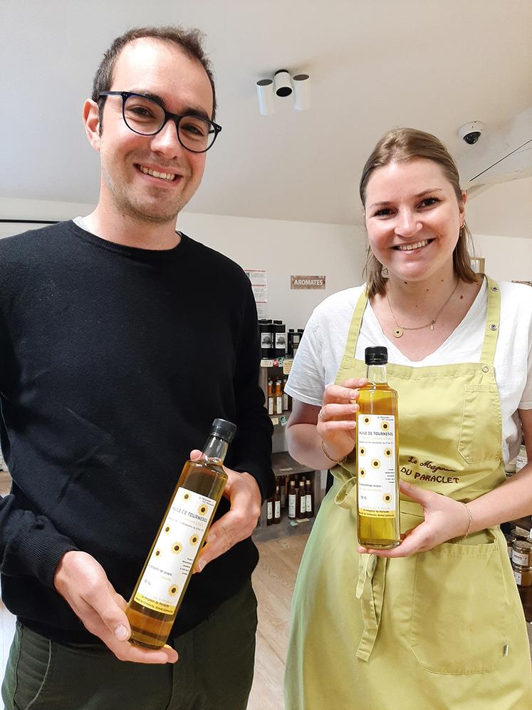 Hugo Puech, directeur de l’exploitation agricole du lycée du Paraclet et Alice Lenoble, responsable du magasin avec l’huile de tournesol fabriquée localement. 