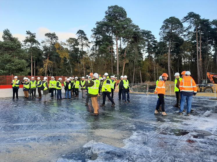 Sous les pieds des visiteurs du chantier de construction de l’écopont d’Ermenonville, les voies de l’autoroute la plus  empruntée de France, dixit la Sanef. 