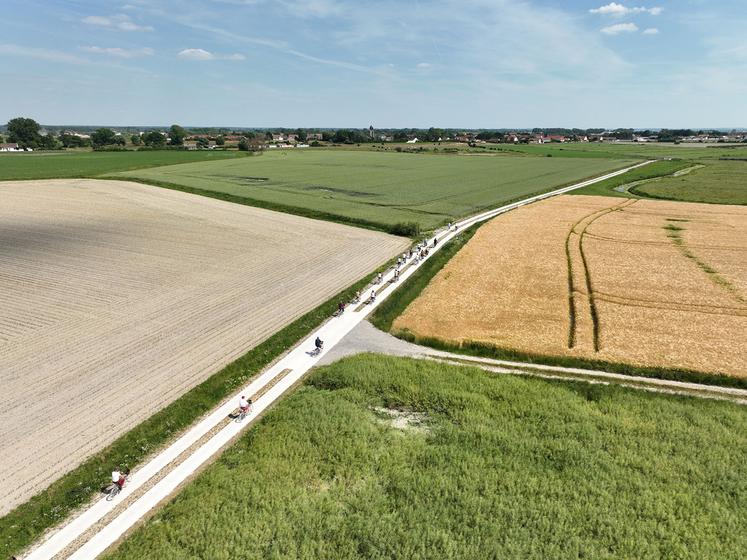 La piste cyclable qui longe désormais le littoral picard sert aussi de point  d’accroche à des balades dans l’arrière-pays. 