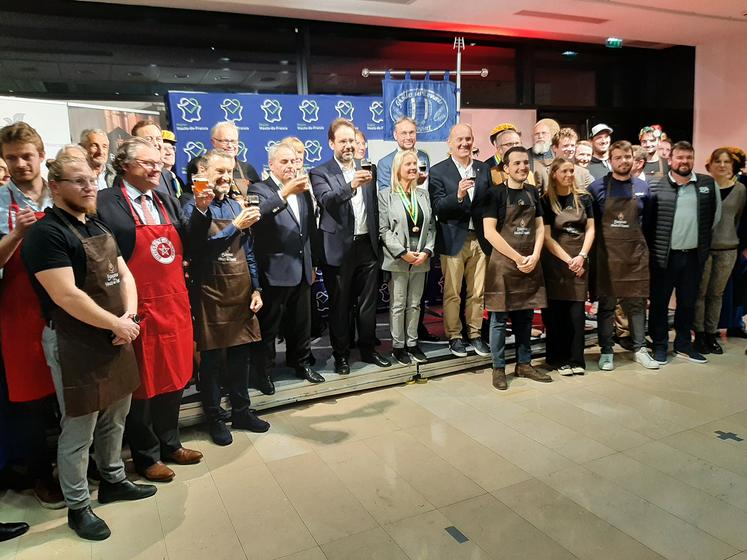 «Réunir ici toute la famille est un symbole fort et cela fait plaisir», a déclaré Xavier Bertrand au moment d’ouvrir les festivités pour ce nouveau lancement des bières de Noël 2022. Il s’agissait de la 36e édition, placée sous la protection de la Confrérie des amis de la bière.