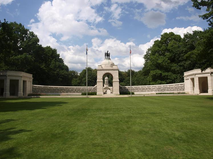 Ravagé par les combats, le bois Delville fut replanté et réaménagé dans les années vingt afin d’y accueillir  le Mémorial National sud-africain. 