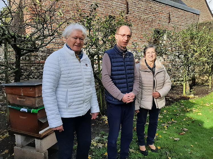 Le père Jean-François Jecker dans le jardin du presbytère de Rue  accompagné d’une partie de l’équipe paroissiale se prépare à vivre «un beau moment» à l’occasion de la messe de Saint-Éloi qui sera  célébrée à Vron, le jeudi 1er décembre. 