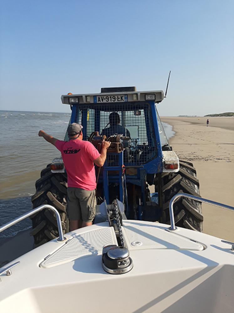 Depuis le port à sec de Fort-Mahon jusqu’à la plage, le transfert avant la mise à l’eau s’effectue grâce à un tracteur. Les connaisseurs auront reconnu qu’il s’agit d’un Ford. 
