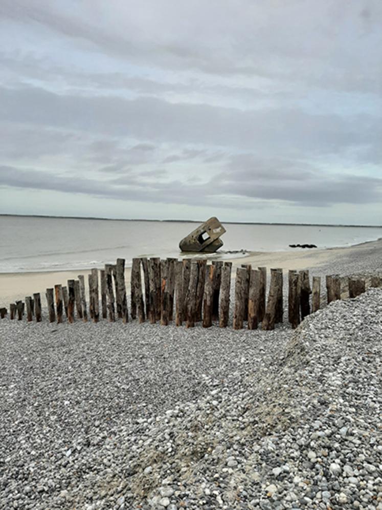 Lorsque l’on est face à la mer, les six rangés de pieux en bois sont installés  à la gauche du blockhaus du Hourdel. 