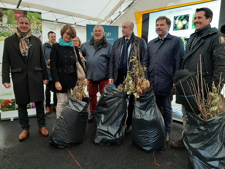 Les mécènes de l’opération de plantation de haies le long de la RD32 se sont vu offrir un kit de plantation à utiliser chez eux. 
