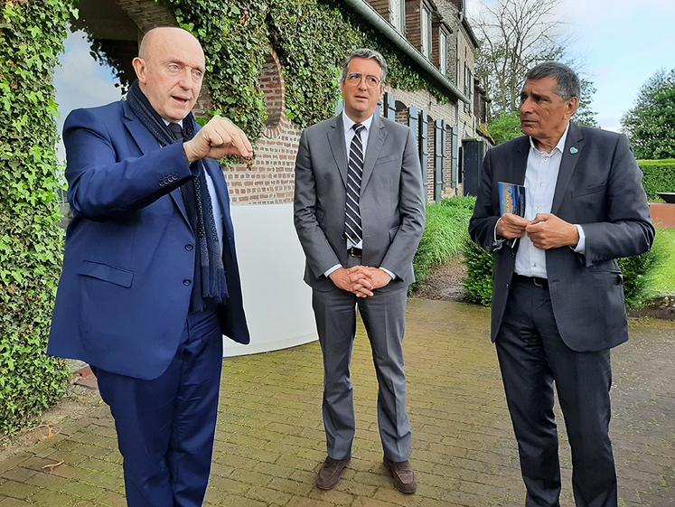 Stéphane Haussoulier, Yannick Moreau et Louis Thébault lors de leur rencontre  au Cap Hornu pour évoquer la manière de travailler ensemble dans l’intérêt  de territoires remarquables. 